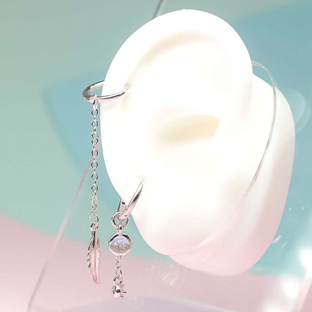 Federmondstein | Sterling Silber asymmetrische Feder Ohrringe, weißer Mondstein | Shop Nory