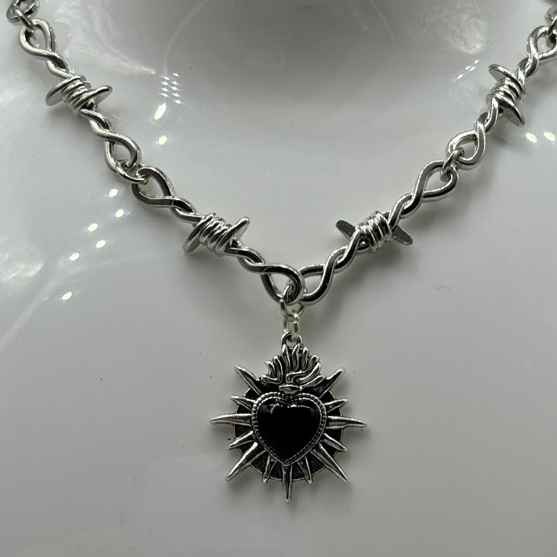 Silberne Gothic Stacheldraht Schwarzes Heiliges Herz Halskette | Shop Nory