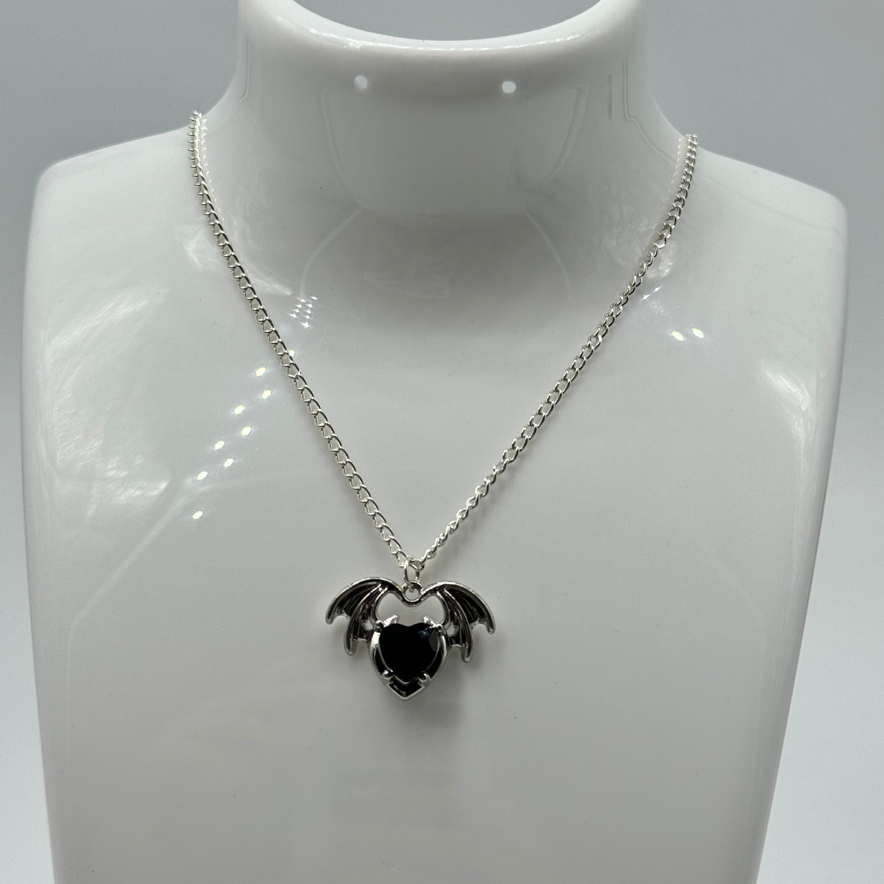 Silberne gotische Herz Flügel Stein Charme Halskette | Shop Nory