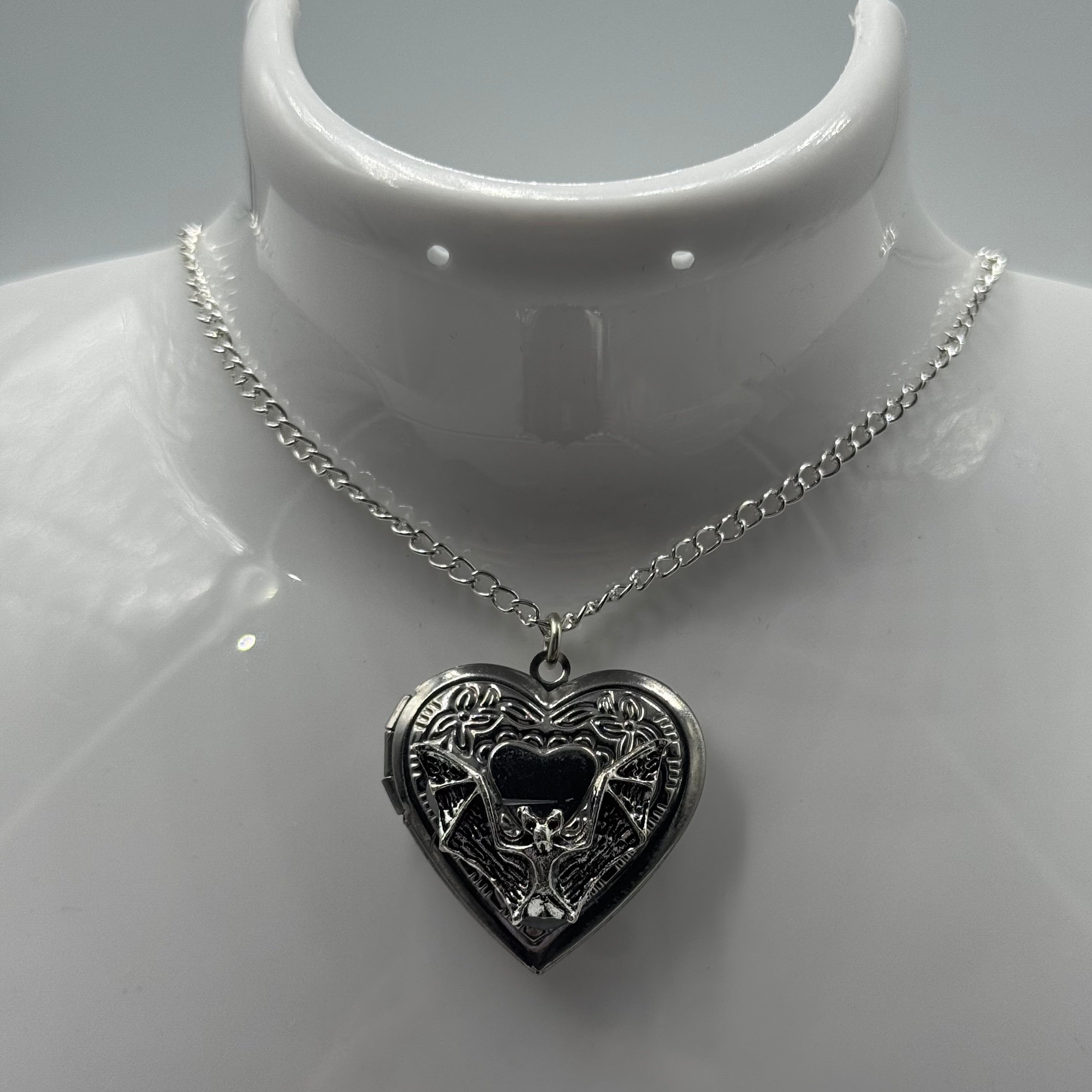 Große silberne gotische Herzfledermaus Locket Charme Halskette | Shop Nory