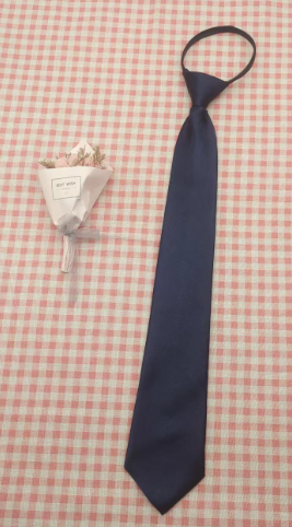 Traditionelle Satinweste mit Krawatte und Einstecktuch Trachtenweste