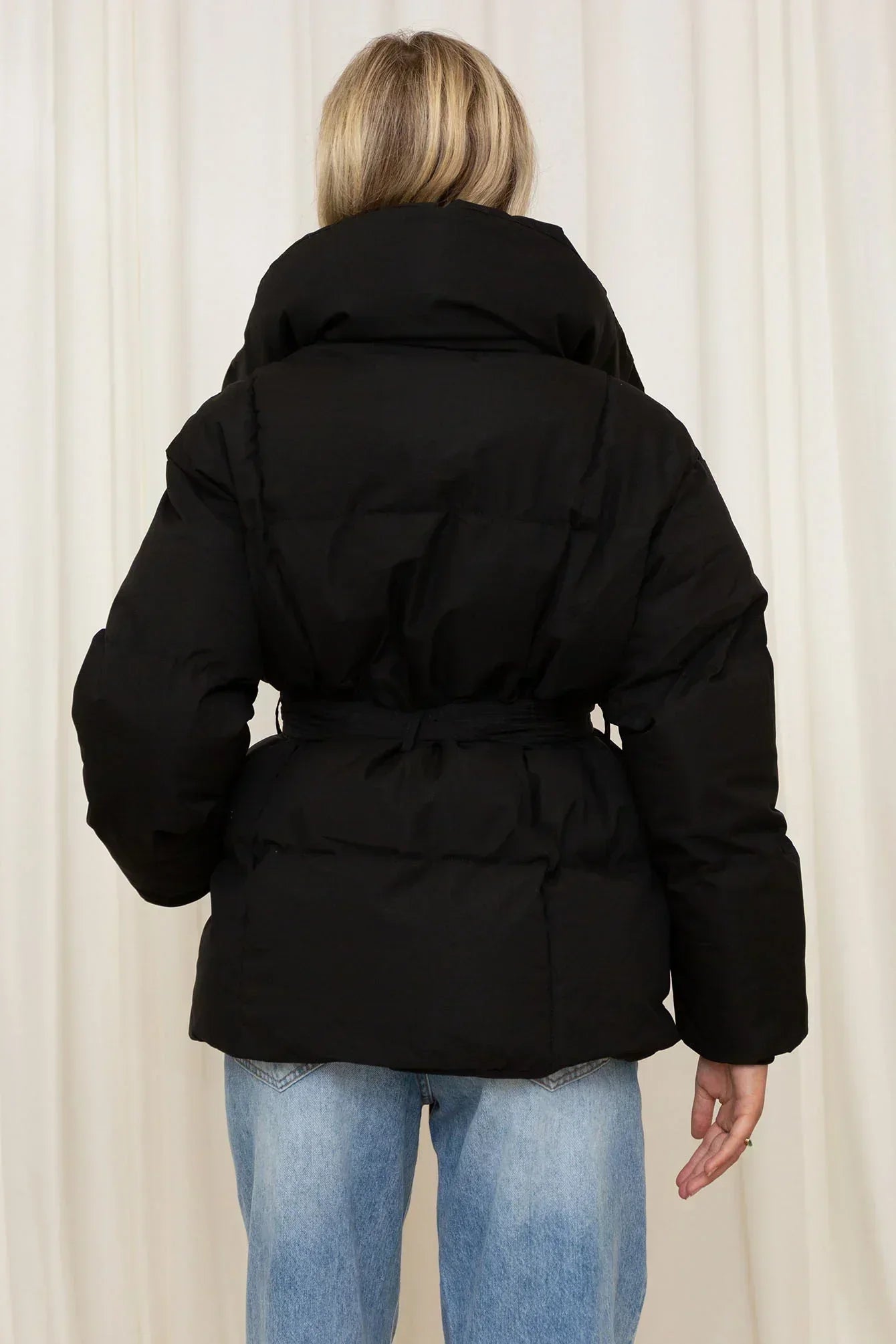 ShopNory | Kurze Damenjacke mit Stehkragen und Taillierter Taille