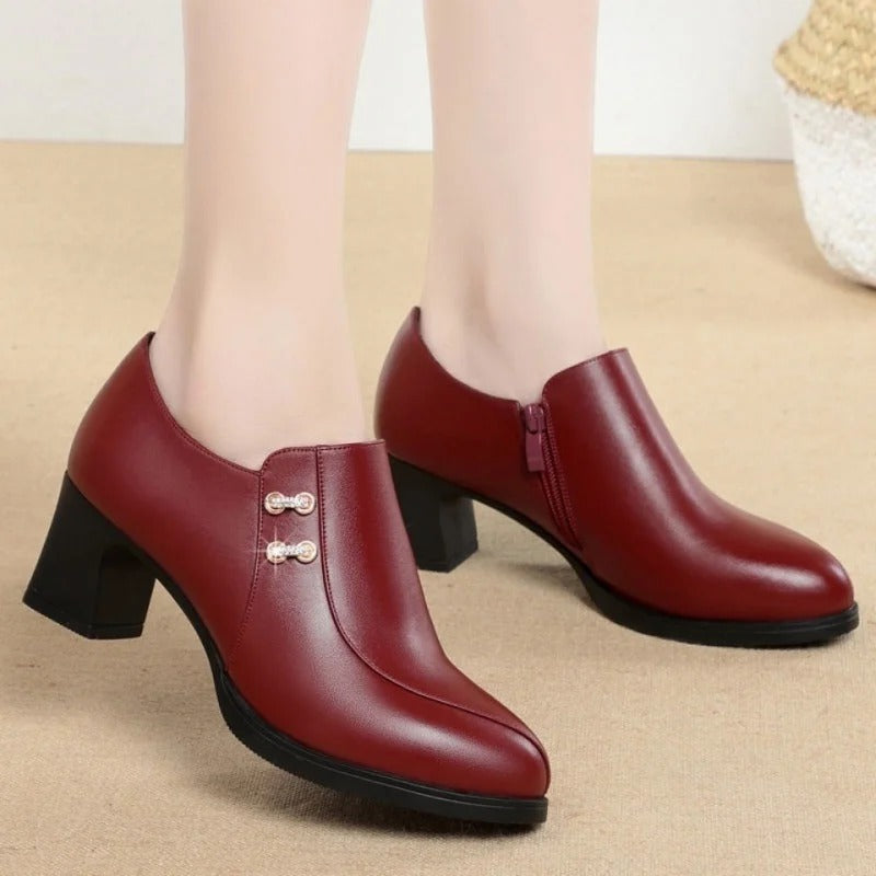 luxuriöse Damenschuhe aus echtem Leder.