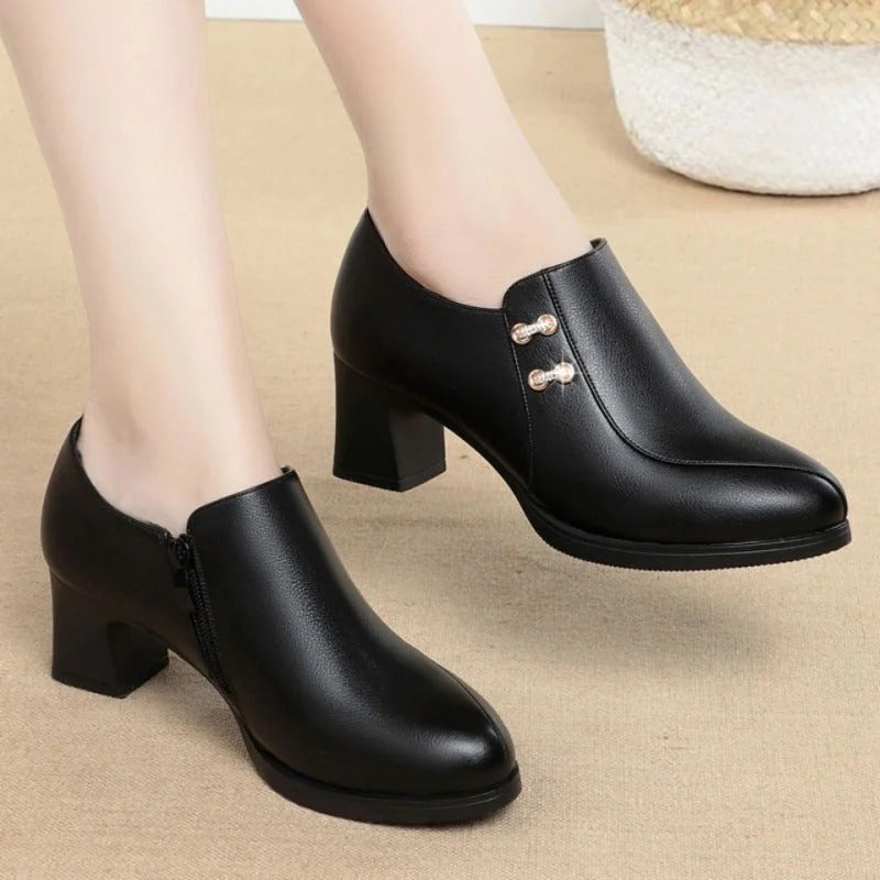 luxuriöse Damenschuhe aus echtem Leder.