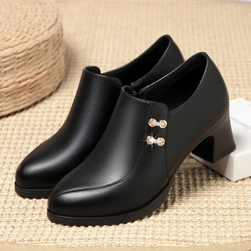 luxuriöse Damenschuhe aus echtem Leder.