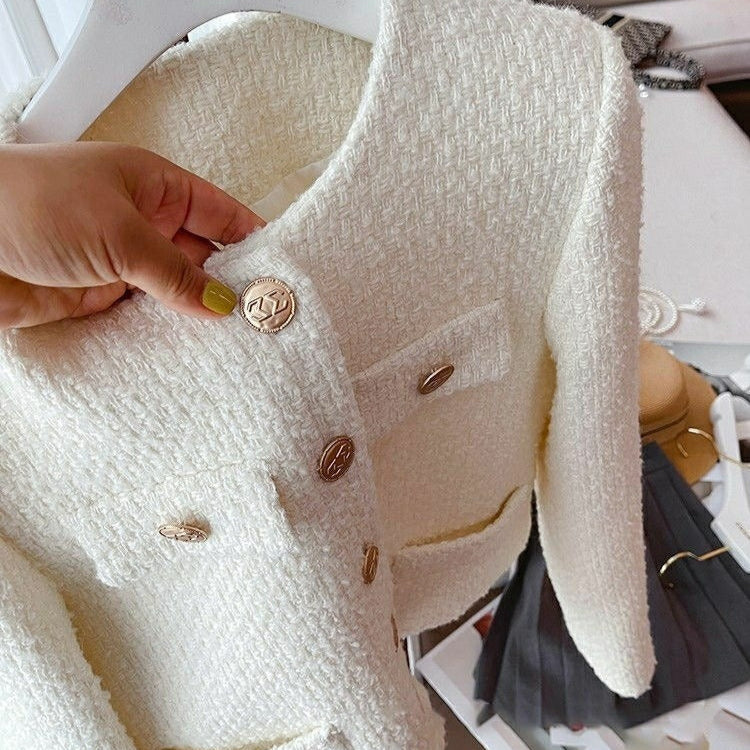 Kurze Damenjacke aus Bouclestoff mit klassischem Design und Schmuckknöpfen