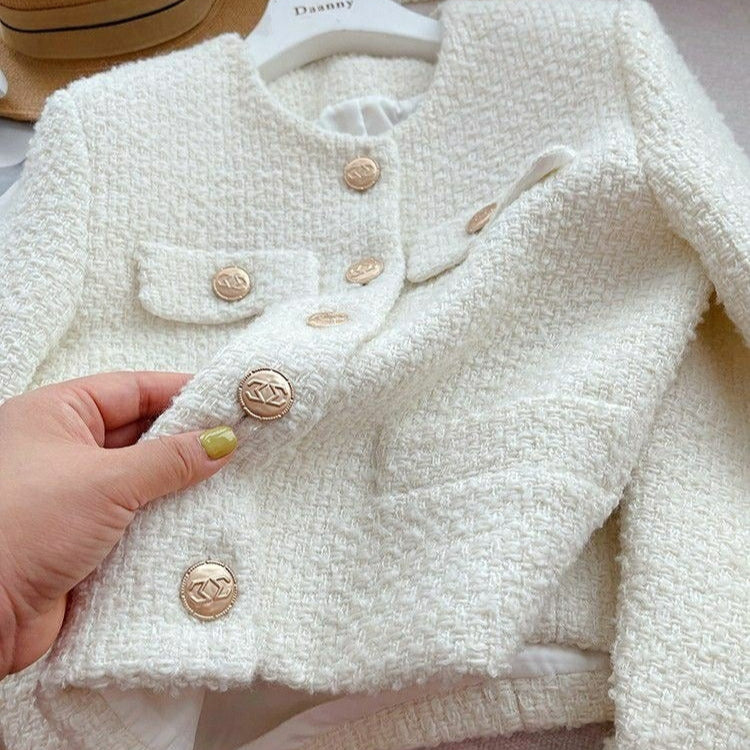 Kurze Damenjacke aus Bouclestoff mit klassischem Design und Schmuckknöpfen