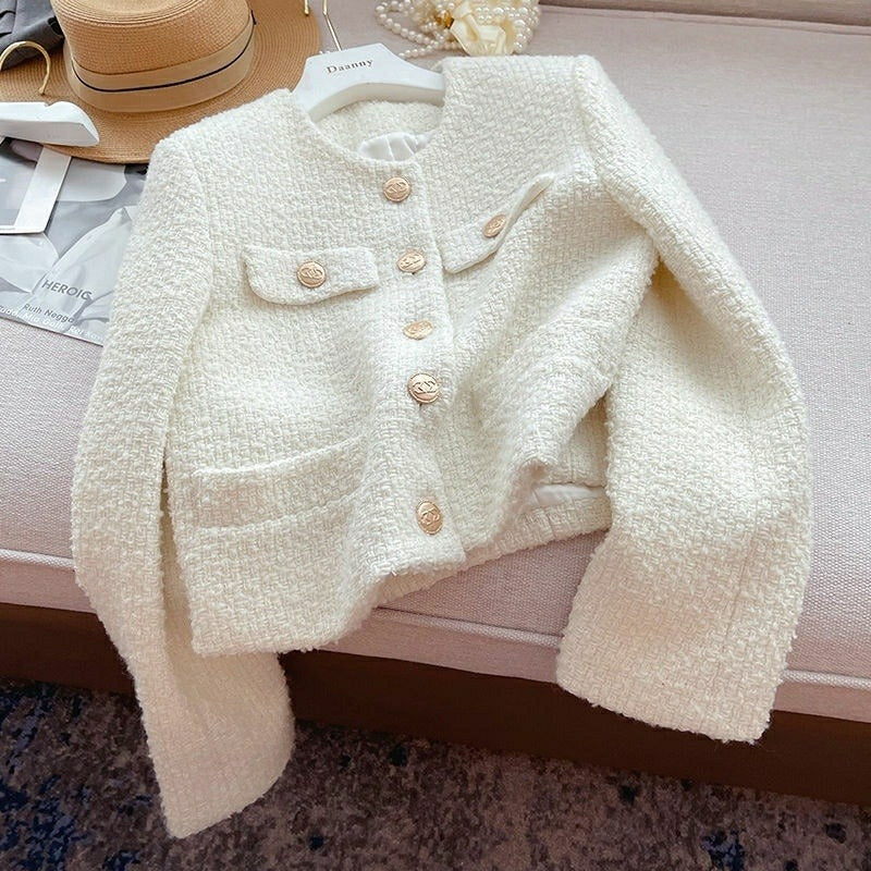 Kurze Damenjacke aus Bouclestoff mit klassischem Design und Schmuckknöpfen
