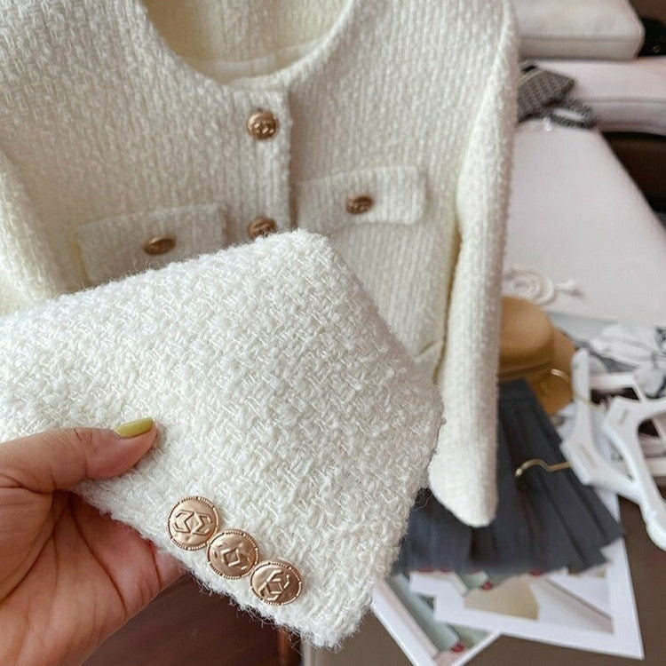 Kurze Damenjacke aus Bouclestoff mit klassischem Design und Schmuckknöpfen