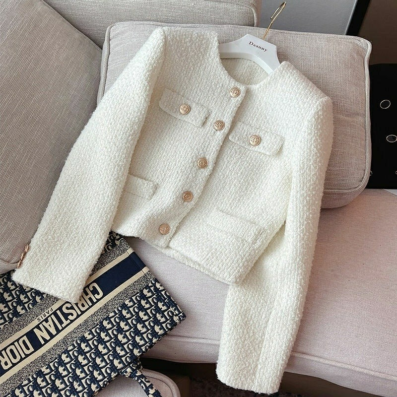 Kurze Damenjacke aus Bouclestoff mit klassischem Design und Schmuckknöpfen
