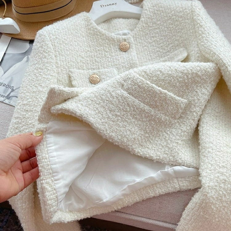 Kurze Damenjacke aus Bouclestoff mit klassischem Design und Schmuckknöpfen