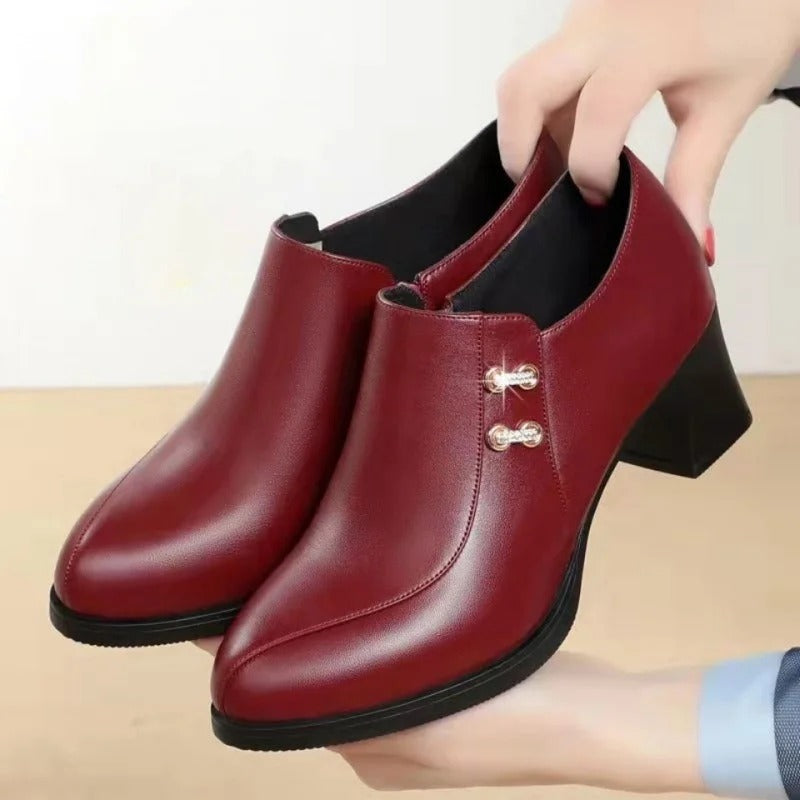 luxuriöse Damenschuhe aus echtem Leder.