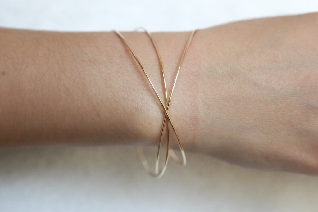 Drei ineinandergreifende vergoldete Armreifen – Eleganz im minimalistischen Design | Shop Nory