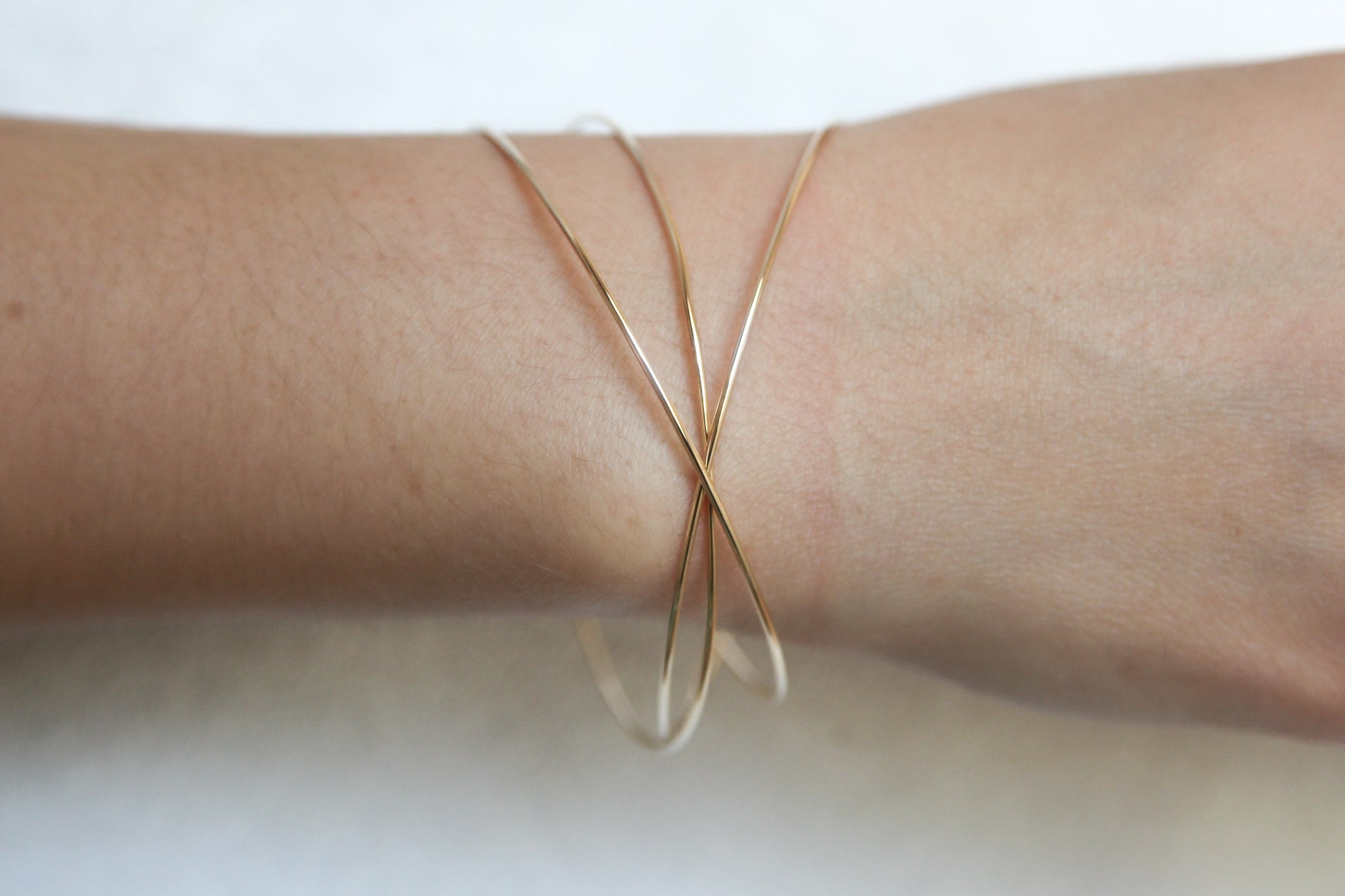 Drei ineinandergreifende vergoldete Armreifen – Eleganz im minimalistischen Design | Shop Nory