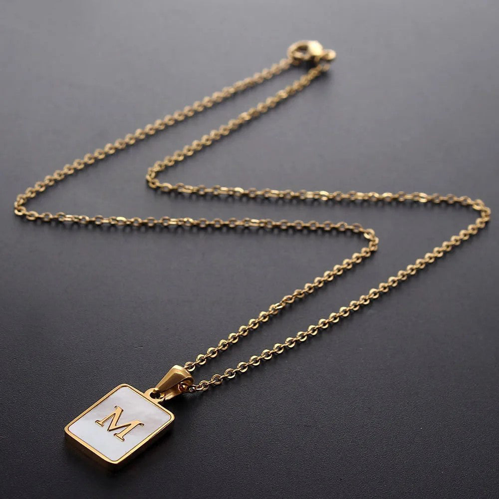 Quadratische goldene Initialen Muschelanhänger Halskette | Shop Nory