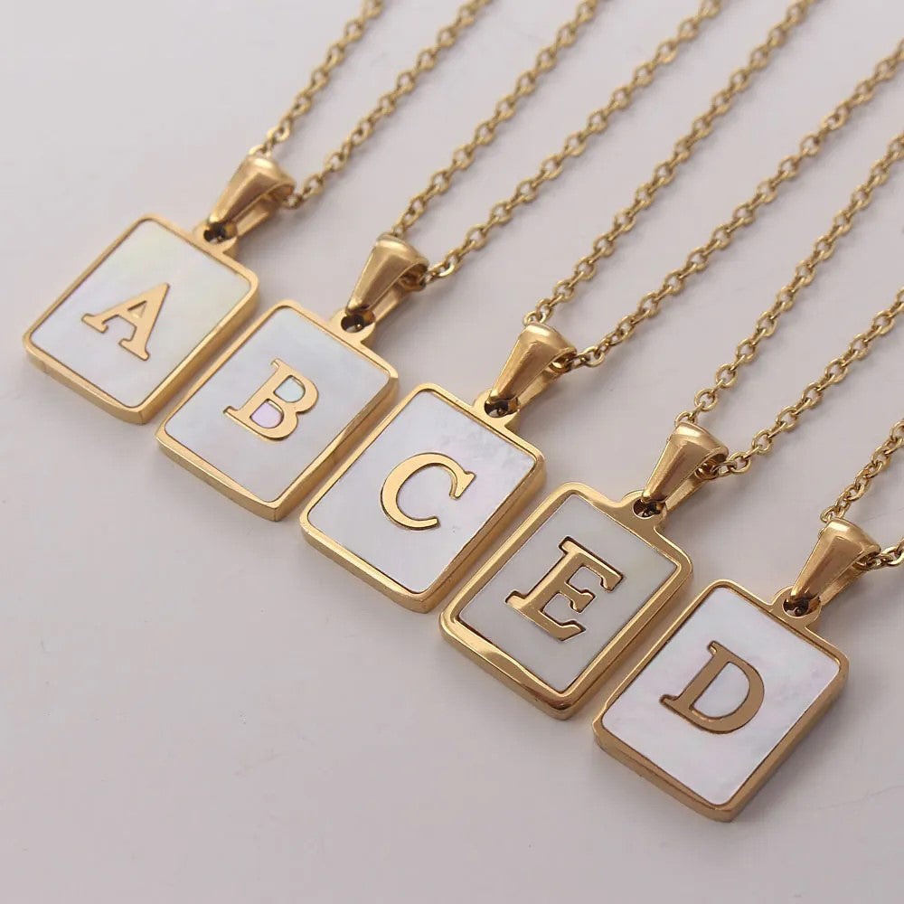 Quadratische goldene Initialen Muschelanhänger Halskette | Shop Nory