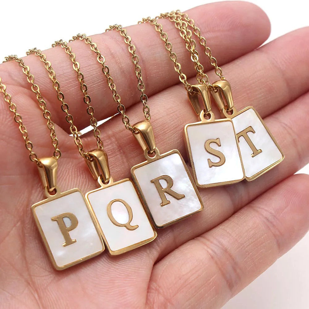 Quadratische goldene Initialen Muschelanhänger Halskette | Shop Nory