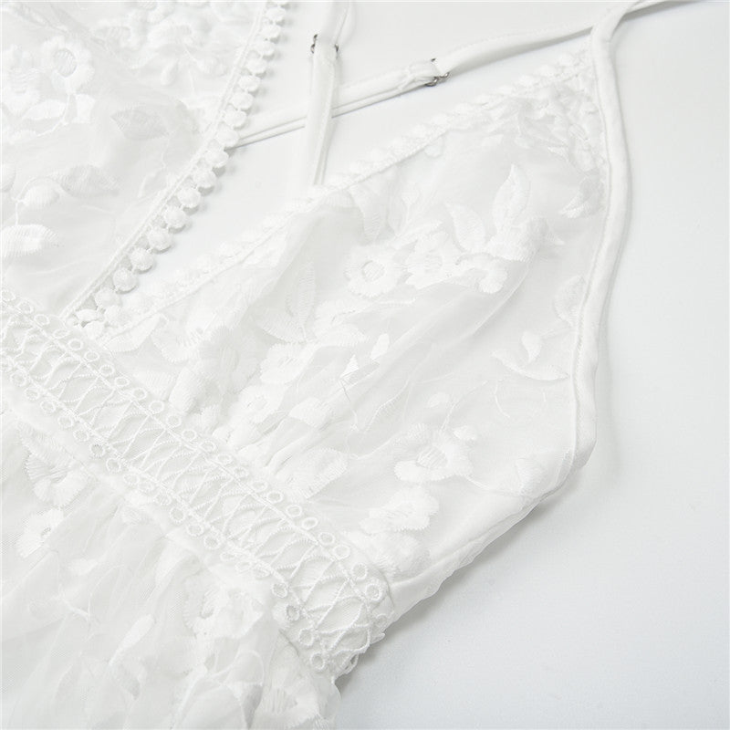 Elegantes weißes Sommerkleid