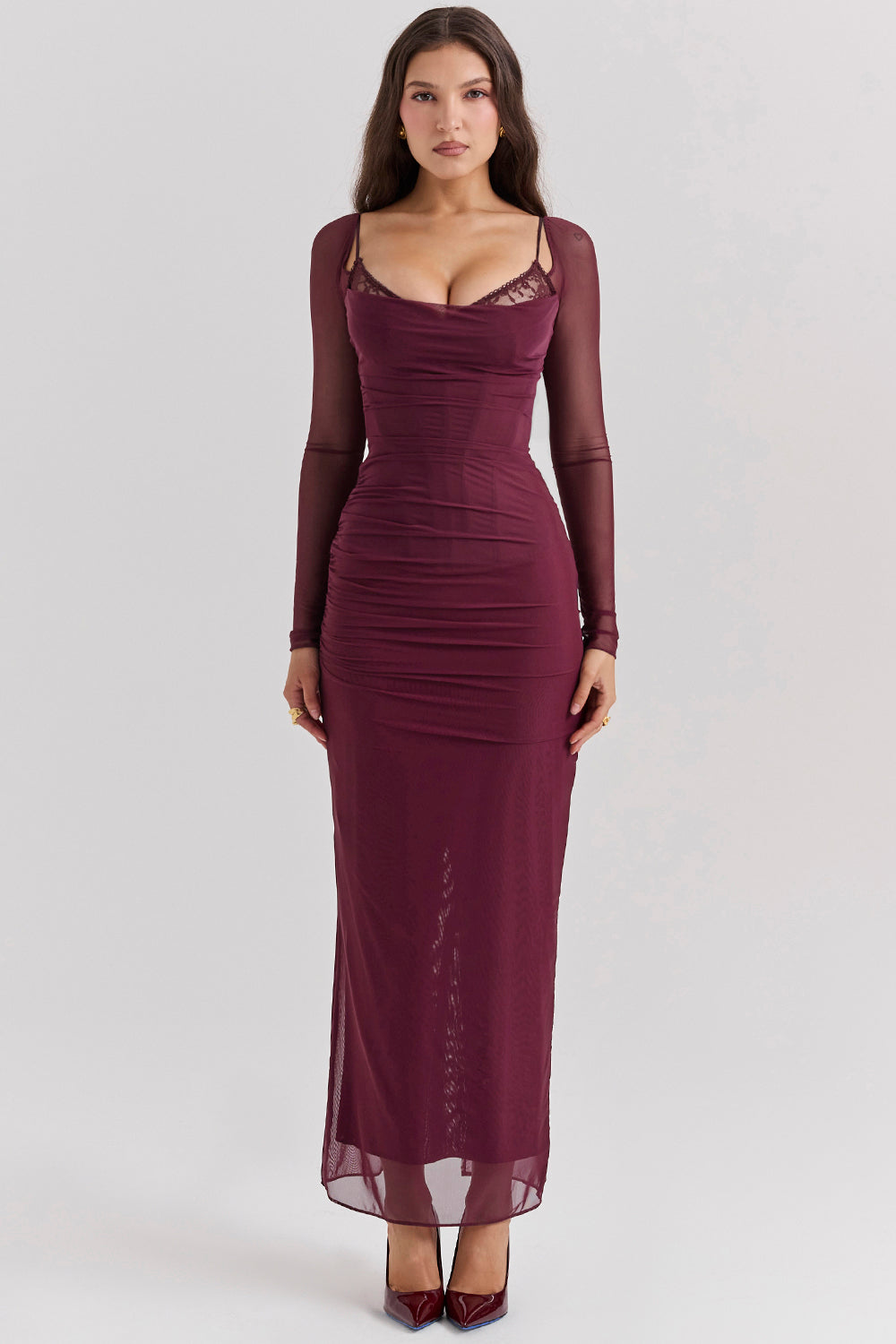 Elegantes Maxikleid mit tiefem Ausschnitt und langen Ärmeln