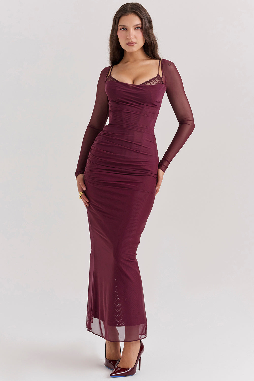 Elegantes Maxikleid mit tiefem Ausschnitt und langen Ärmeln