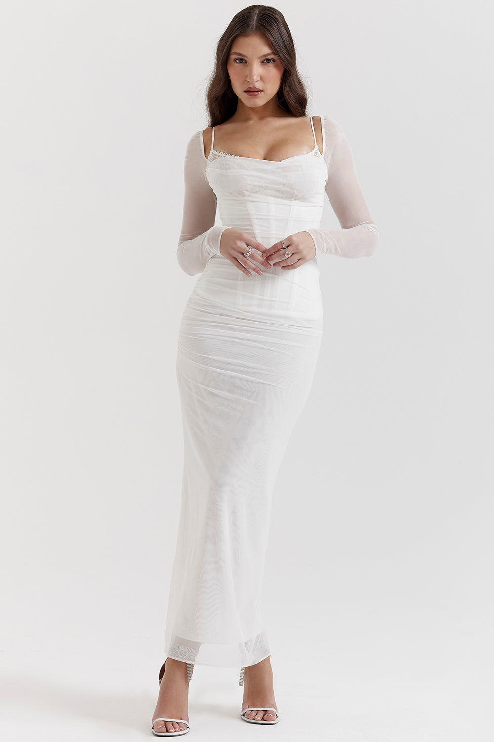 Elegantes Maxikleid mit tiefem Ausschnitt und langen Ärmeln