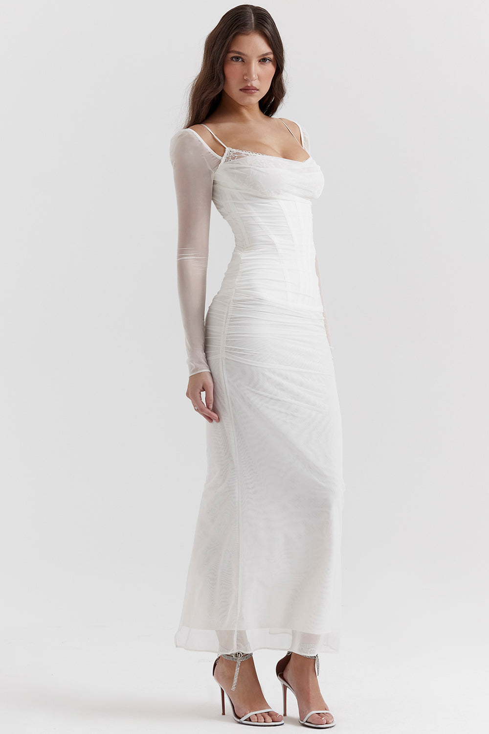 Elegantes Maxikleid mit tiefem Ausschnitt und langen Ärmeln