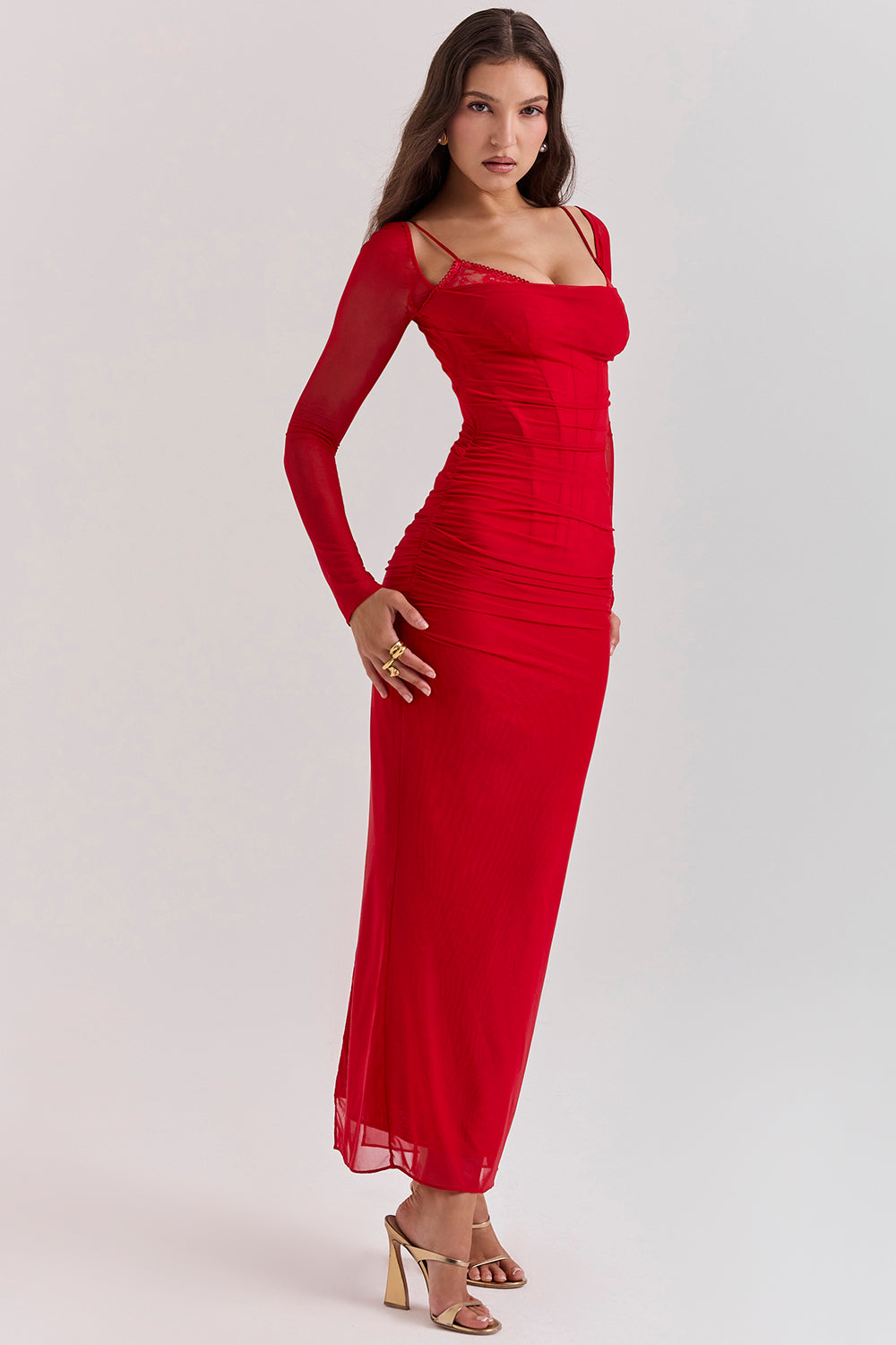 Elegantes Maxikleid mit tiefem Ausschnitt und langen Ärmeln