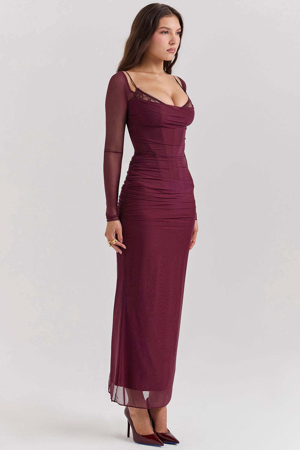 Elegantes Maxikleid mit tiefem Ausschnitt und langen Ärmeln