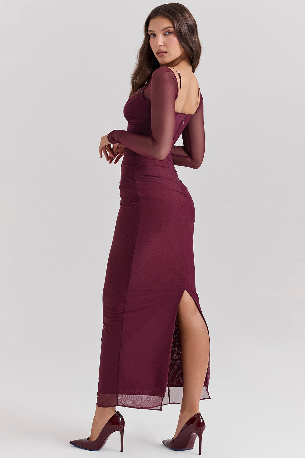 Elegantes Maxikleid mit tiefem Ausschnitt und langen Ärmeln