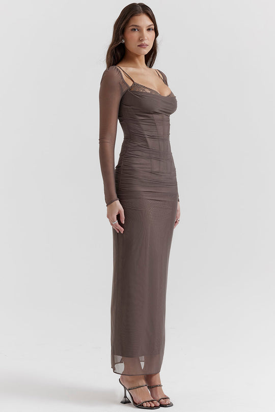 Elegantes Maxikleid mit tiefem Ausschnitt und langen Ärmeln