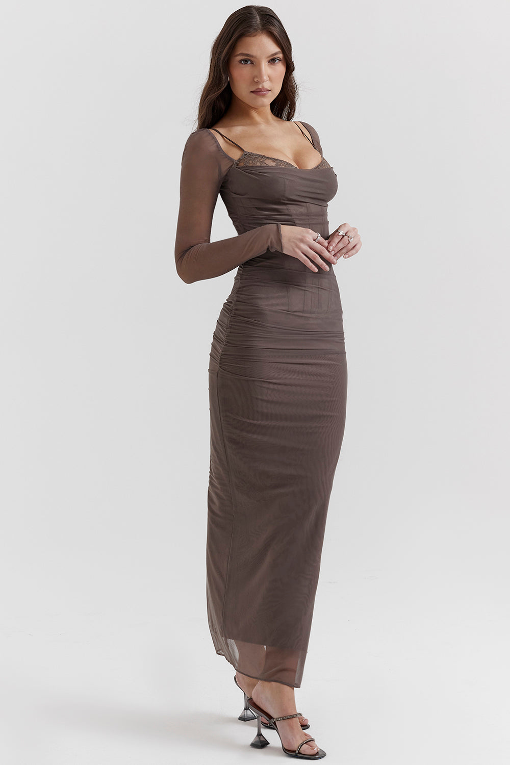 Elegantes Maxikleid mit tiefem Ausschnitt und langen Ärmeln