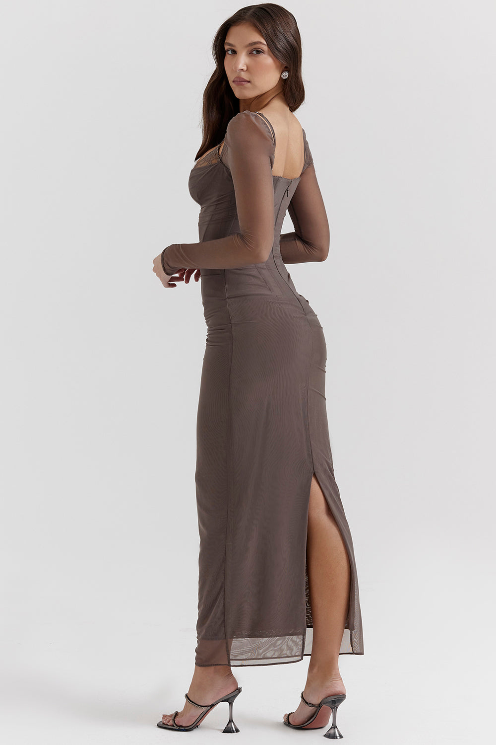 Elegantes Maxikleid mit tiefem Ausschnitt und langen Ärmeln