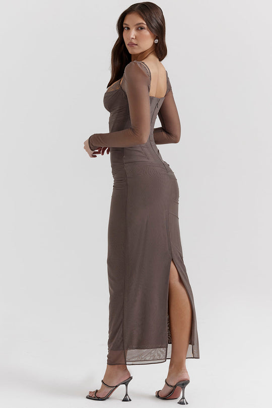Elegantes Maxikleid mit tiefem Ausschnitt und langen Ärmeln