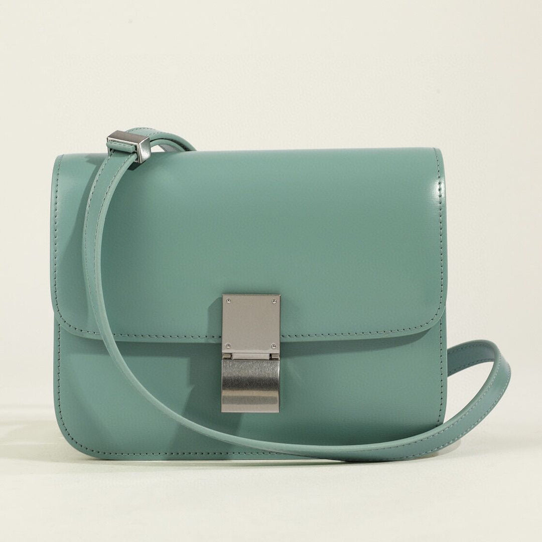 Klassische Schultertasche mit Klappe