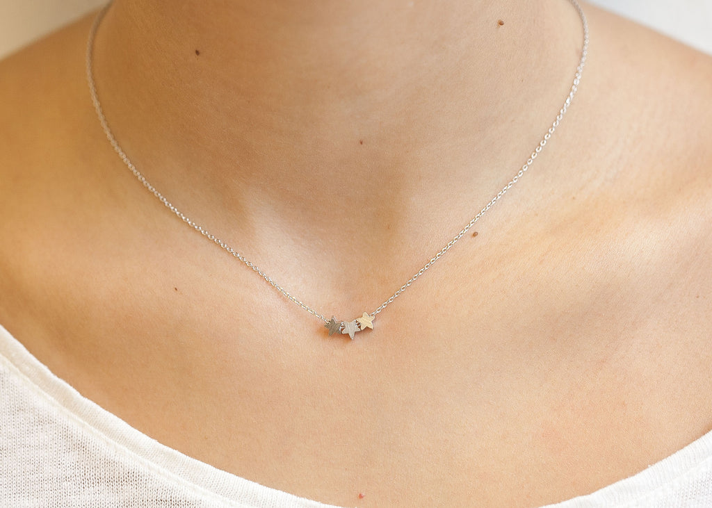 Versilberte Kette mit Drei-Sterne-Anhänger | Shop Nory