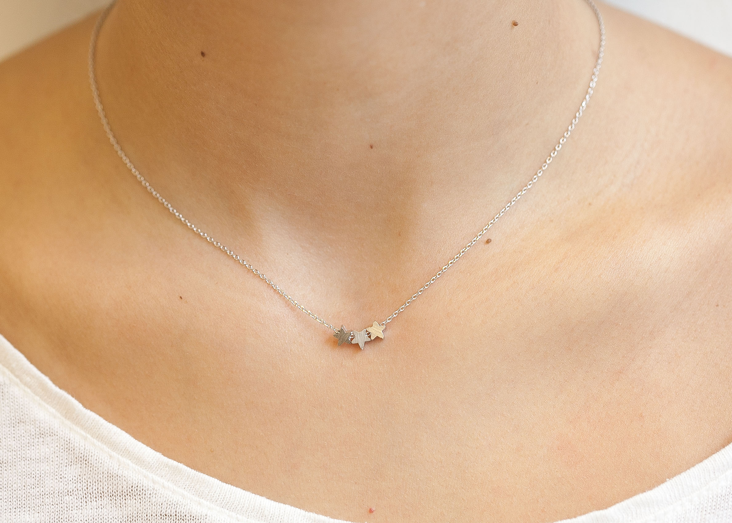 Versilberte Kette mit Drei-Sterne-Anhänger | Shop Nory