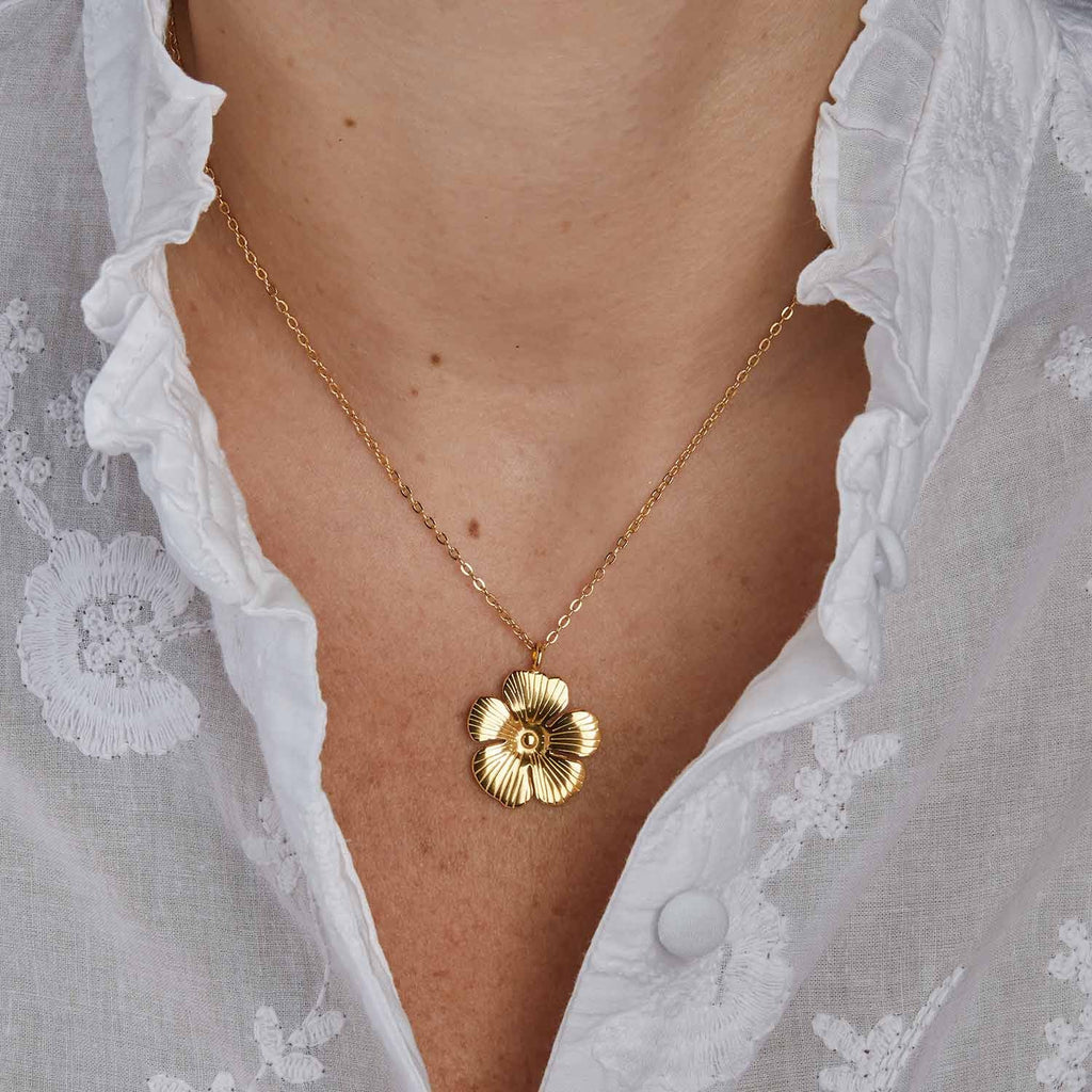 Goldfarbene Blumen-Halskette aus Edelstahl – Wasserfest, langlebig & elegant | Shop Nory
