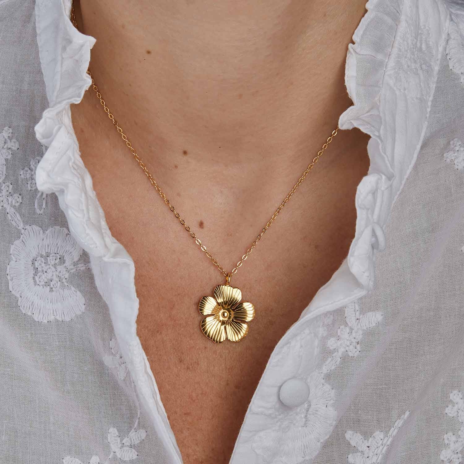 Goldfarbene Blumen-Halskette aus Edelstahl – Wasserfest, langlebig & elegant | Shop Nory