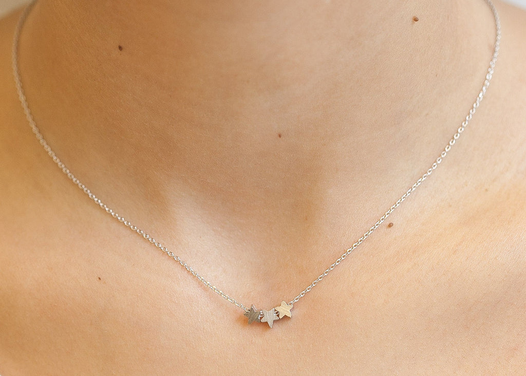 Versilberte Kette mit Drei-Sterne-Anhänger | Shop Nory