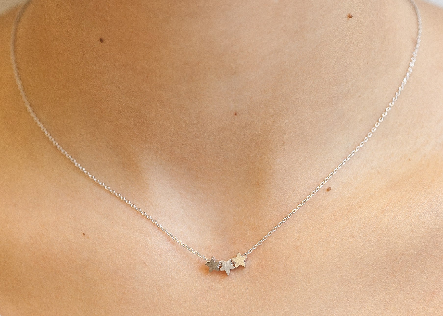 Versilberte Kette mit Drei-Sterne-Anhänger | Shop Nory