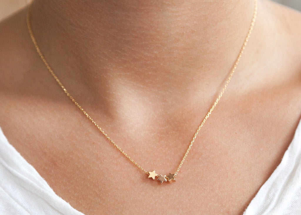Kette mit drei glänzenden Sternen vergoldet | Shop Nory