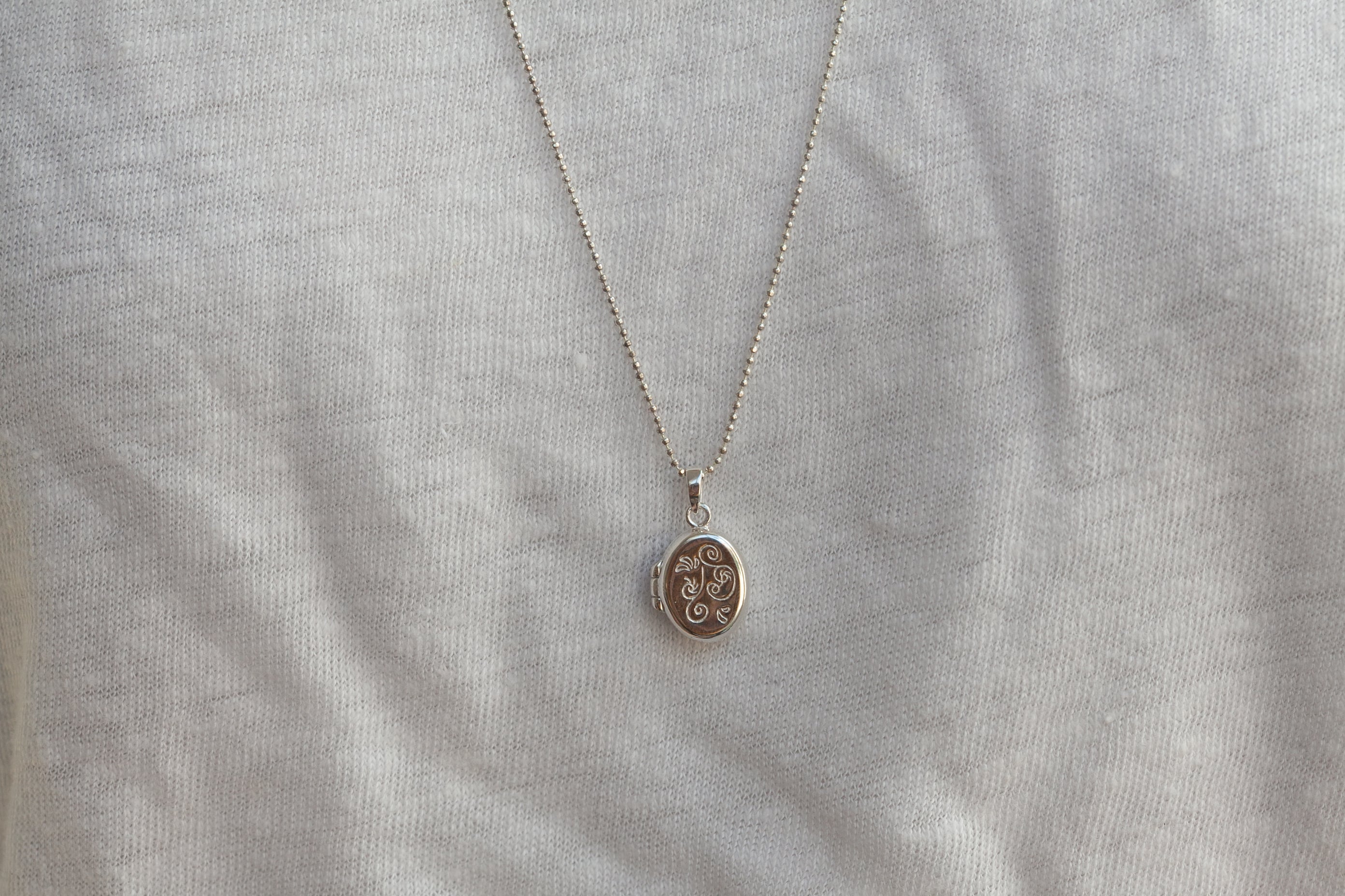 Silbernes Medaillon mit Foto – Personalisierbare Kette für Damen | Shop Nory
