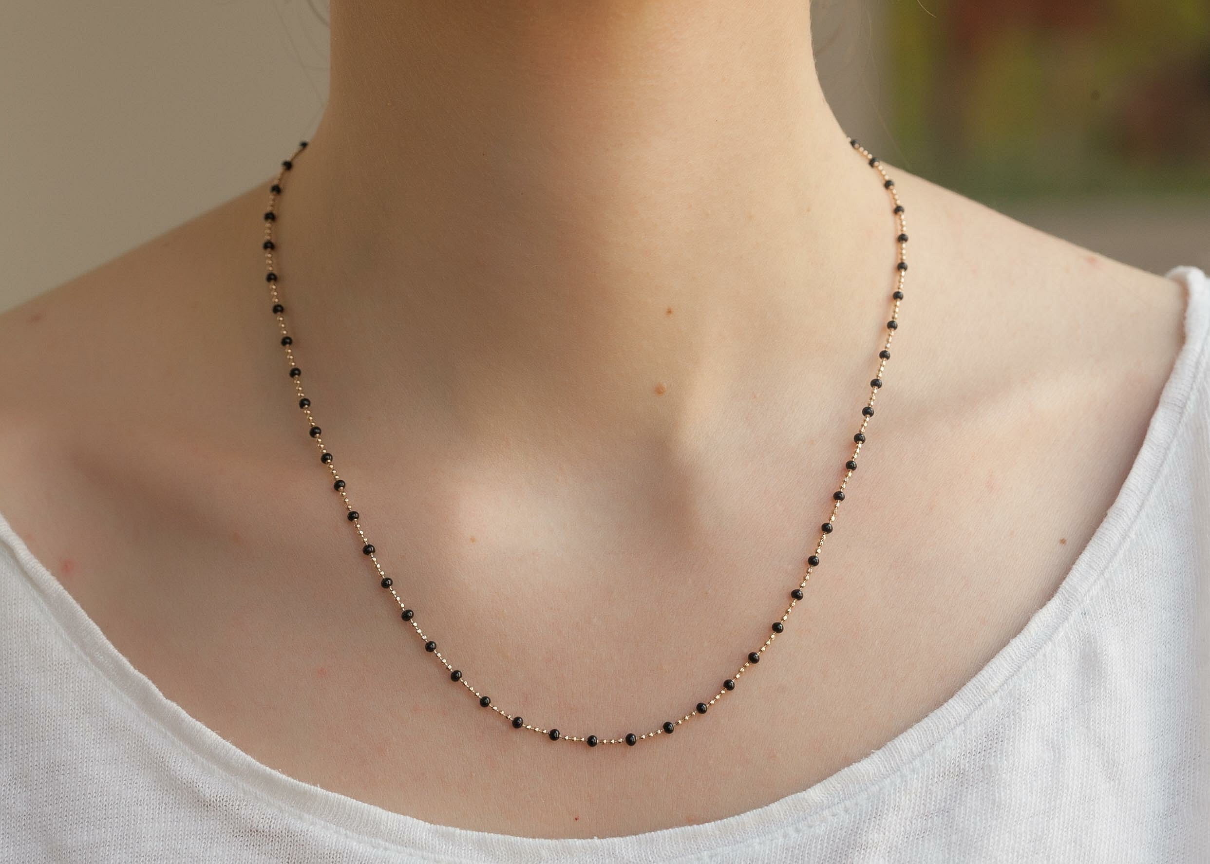 Kette mit schwarzen Perlen  - 16K vergoldet | Shop Nory
