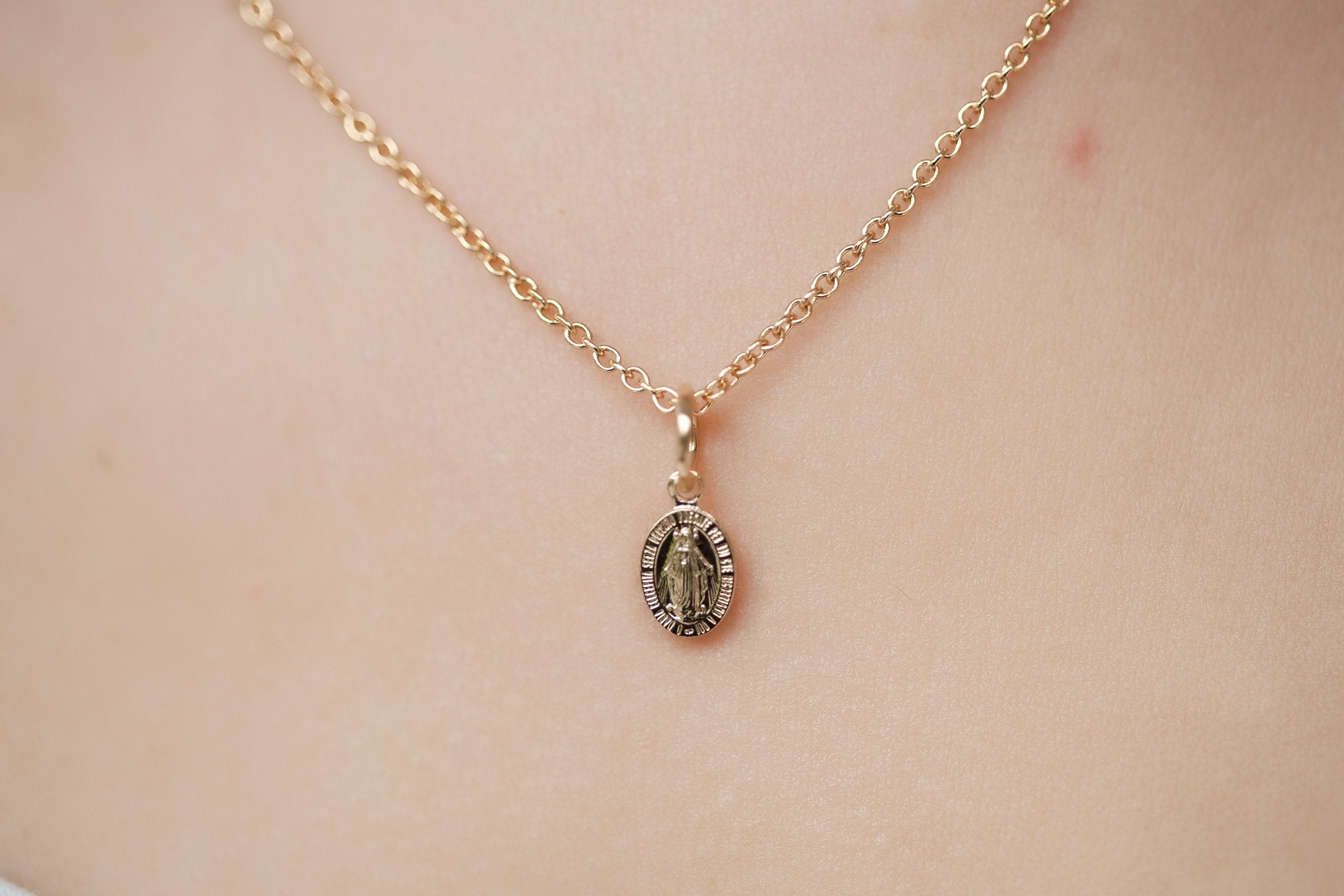 Kette mit Jungfrau Maria Anhänger Vergoldet , Heilige Maria Halskette | Shop Nory