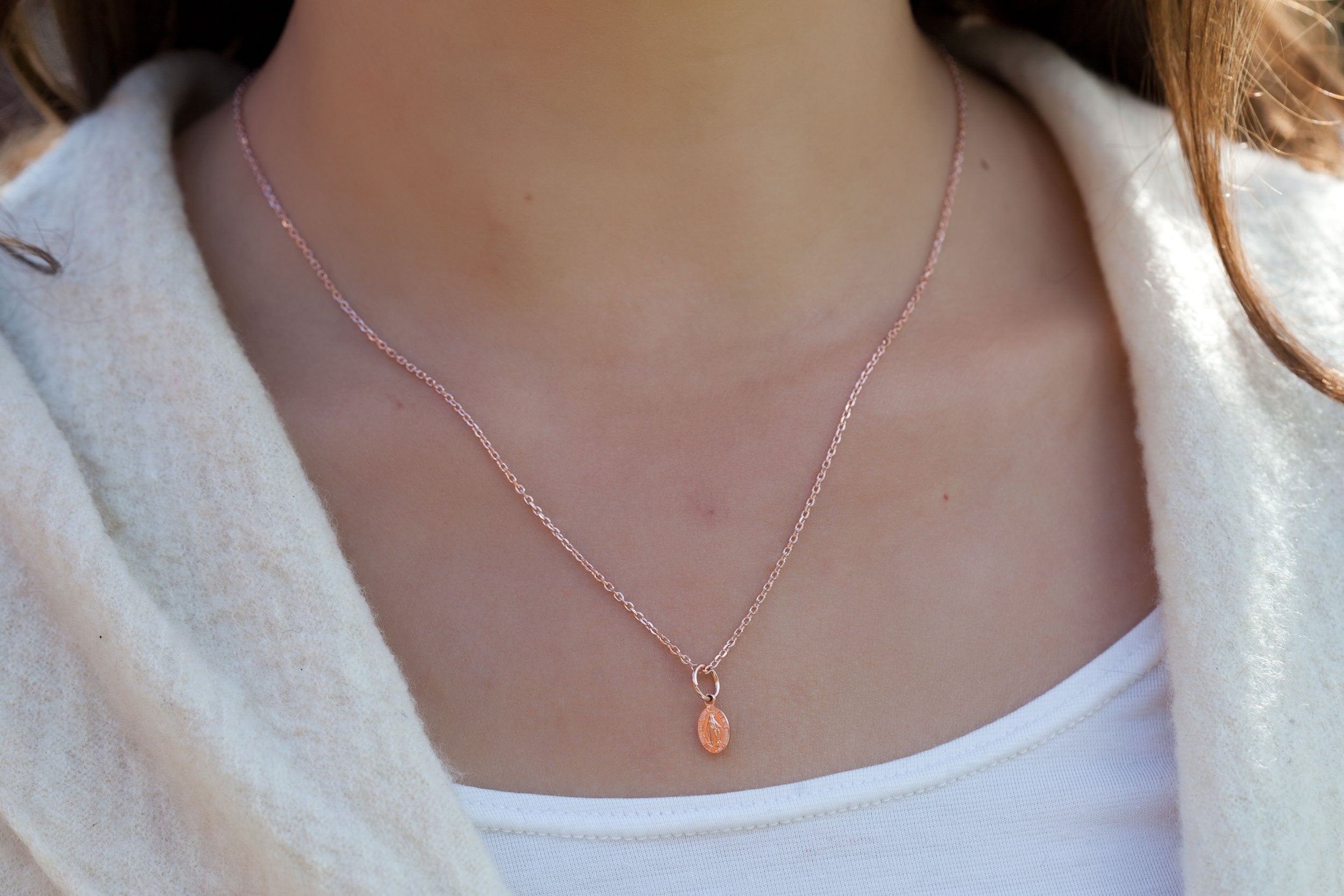 Anhänger mit Madonna Gravur Schrift Rosévergoldet, Amulett Jungfrau Maria | Shop Nory