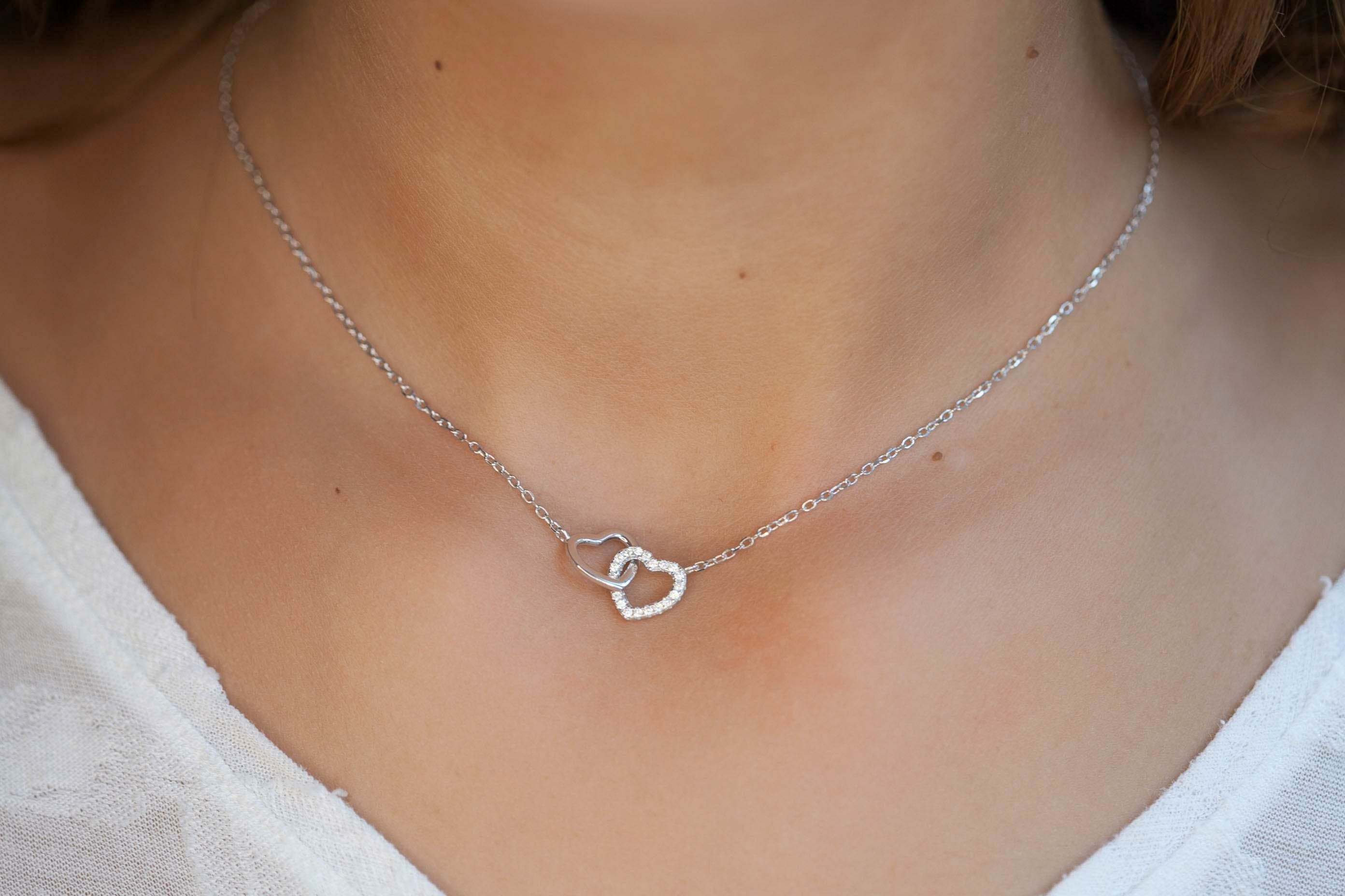 Halskette mit Zwei Herzen aus Silber und Zirkonia – Ein Zeichen der Verbundenheit | Shop Nory