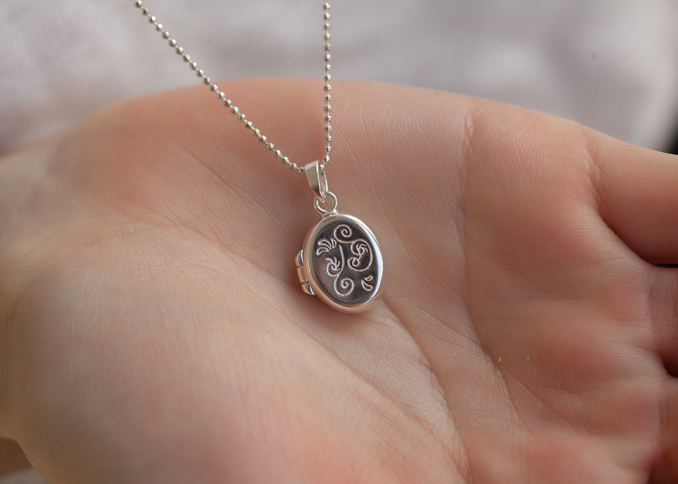 Silbernes Medaillon mit Foto – Personalisierbare Kette für Damen | Shop Nory