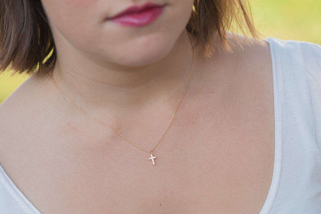 Vergoldete Halskette mit funkelndem Kreuz-Anhänger und weißen Zirkonias | Shop Nory