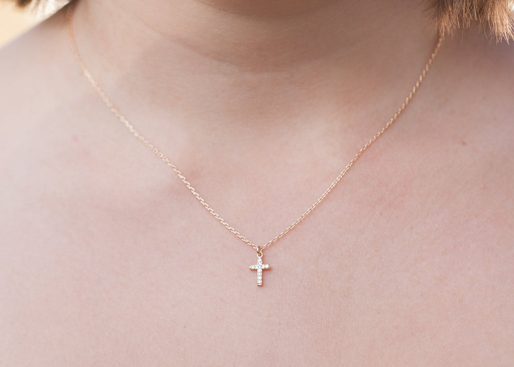 Vergoldete Halskette mit funkelndem Kreuz-Anhänger und weißen Zirkonias | Shop Nory