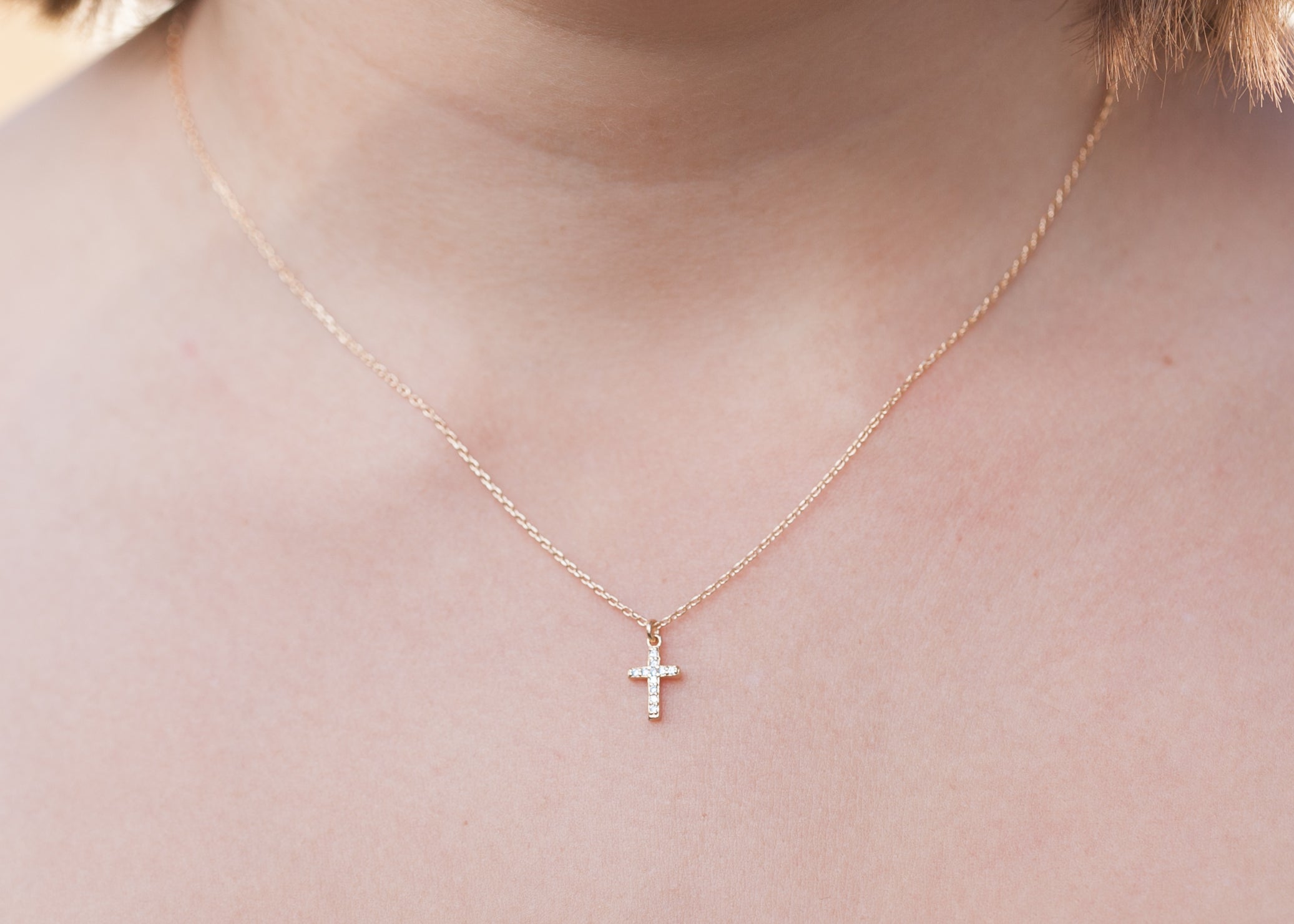 Vergoldete Halskette mit funkelndem Kreuz-Anhänger und weißen Zirkonias | Shop Nory